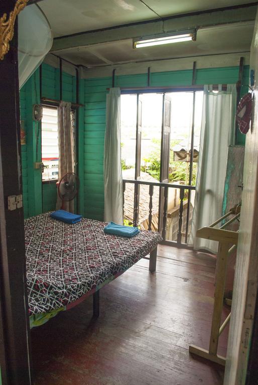 New Phiman Riverview Guesthouse Bangkok Bagian luar foto