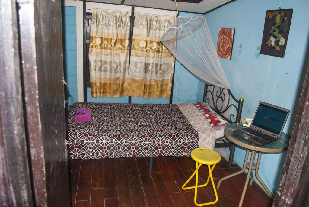 New Phiman Riverview Guesthouse Bangkok Bagian luar foto
