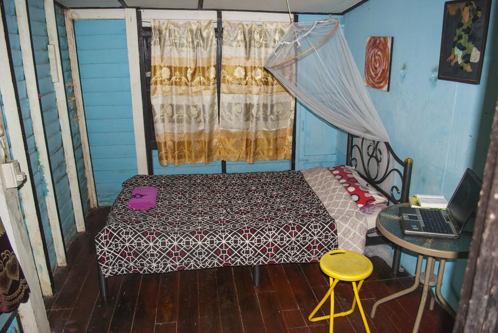 New Phiman Riverview Guesthouse Bangkok Bagian luar foto