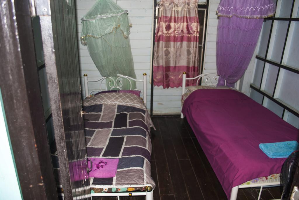 New Phiman Riverview Guesthouse Bangkok Bagian luar foto