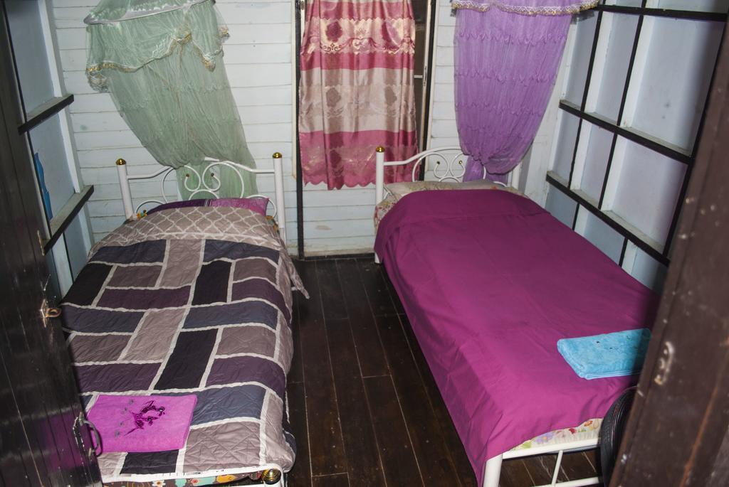 New Phiman Riverview Guesthouse Bangkok Bagian luar foto