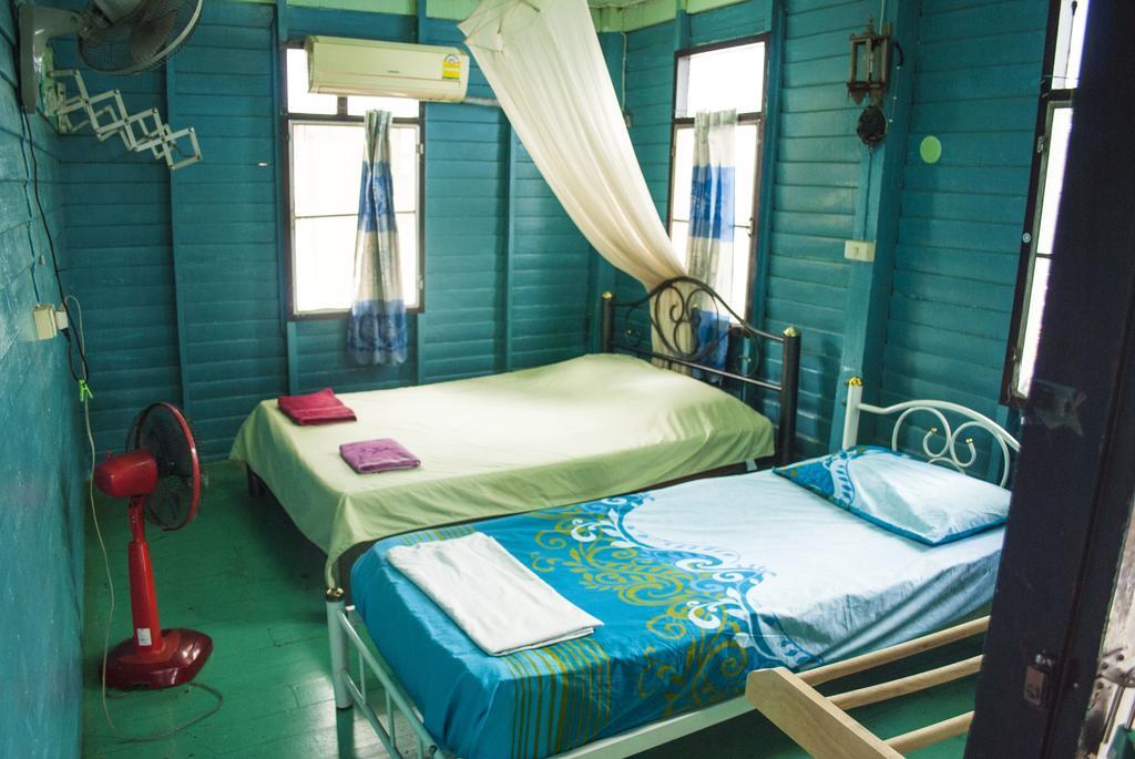 New Phiman Riverview Guesthouse Bangkok Bagian luar foto