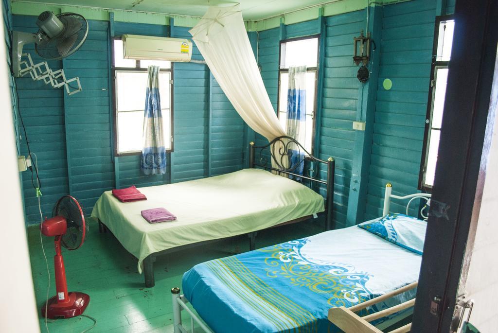 New Phiman Riverview Guesthouse Bangkok Bagian luar foto