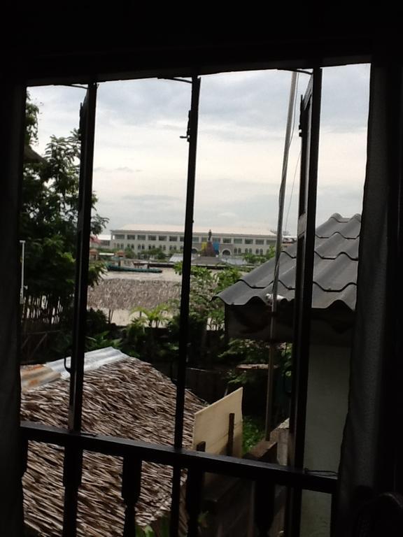 New Phiman Riverview Guesthouse Bangkok Bagian luar foto