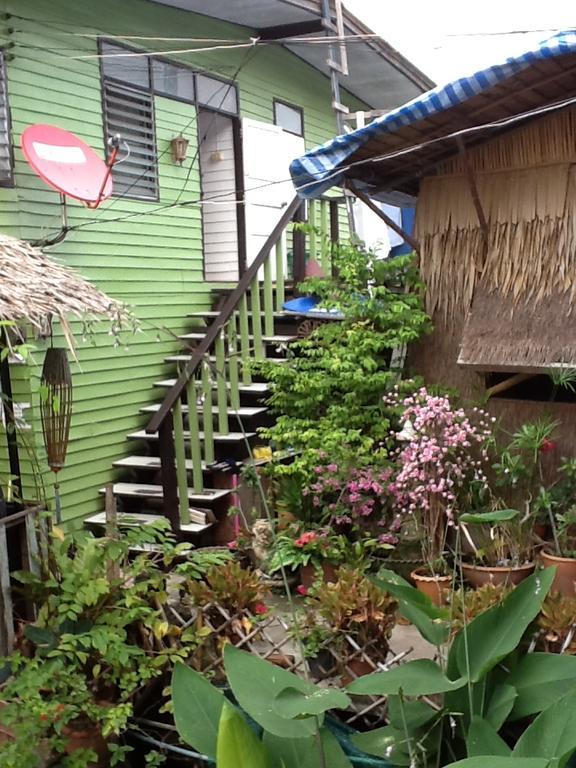 New Phiman Riverview Guesthouse Bangkok Bagian luar foto