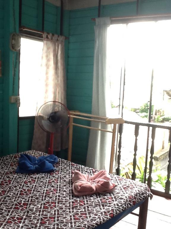 New Phiman Riverview Guesthouse Bangkok Bagian luar foto