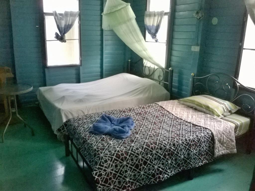 New Phiman Riverview Guesthouse Bangkok Bagian luar foto