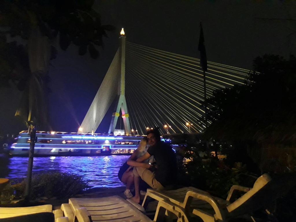 New Phiman Riverview Guesthouse Bangkok Bagian luar foto