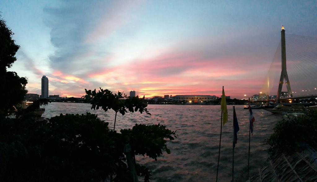 New Phiman Riverview Guesthouse Bangkok Bagian luar foto