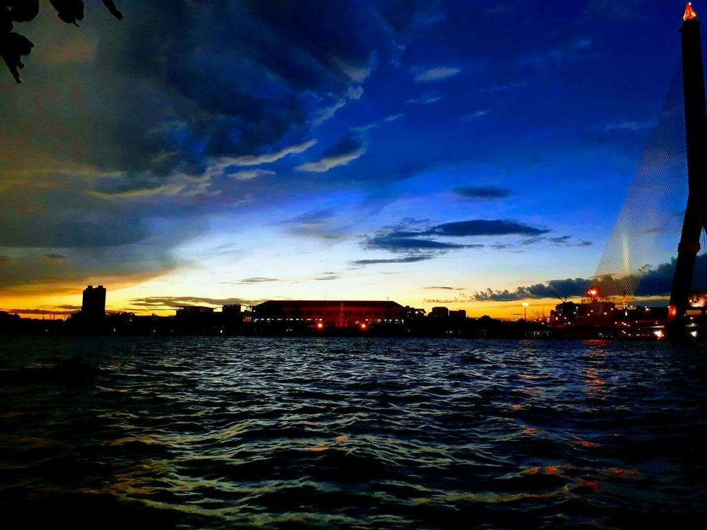 New Phiman Riverview Guesthouse Bangkok Bagian luar foto