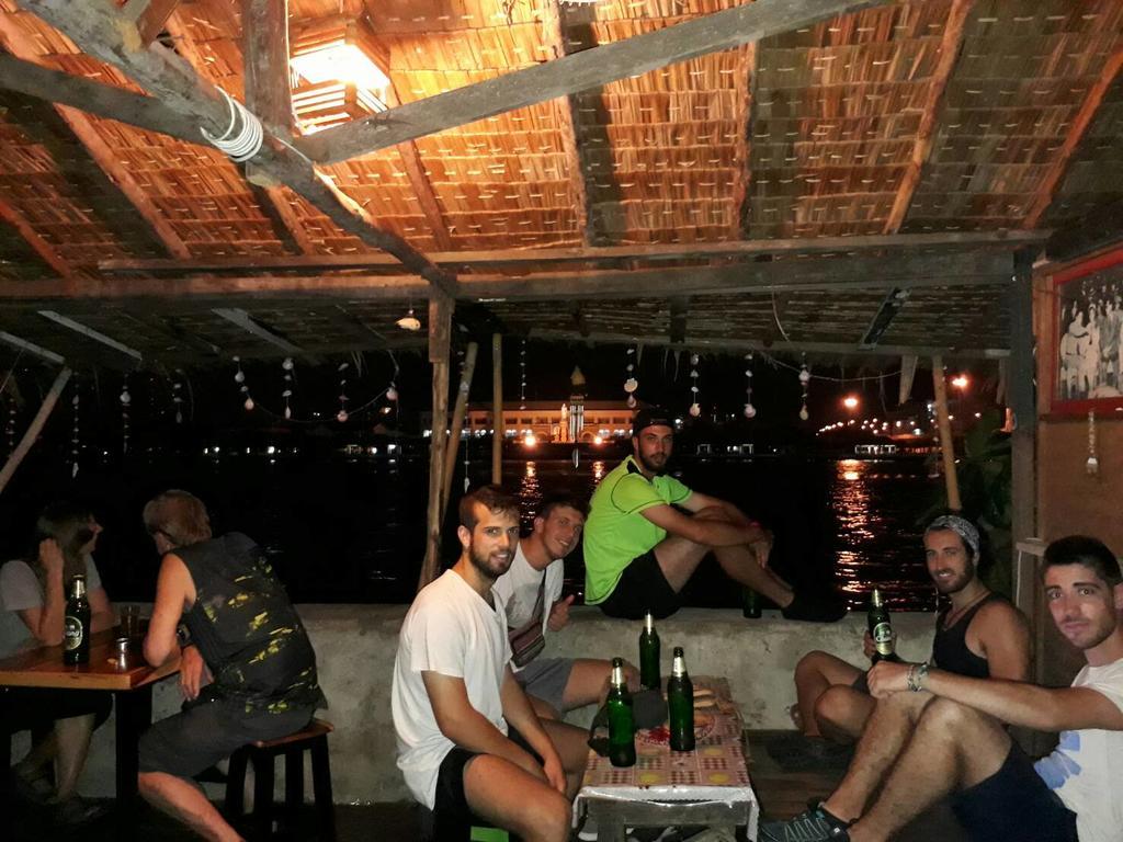 New Phiman Riverview Guesthouse Bangkok Bagian luar foto