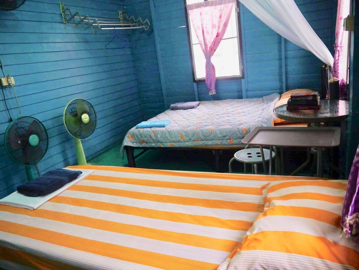 New Phiman Riverview Guesthouse Bangkok Bagian luar foto
