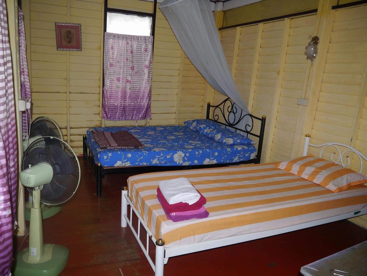 New Phiman Riverview Guesthouse Bangkok Bagian luar foto