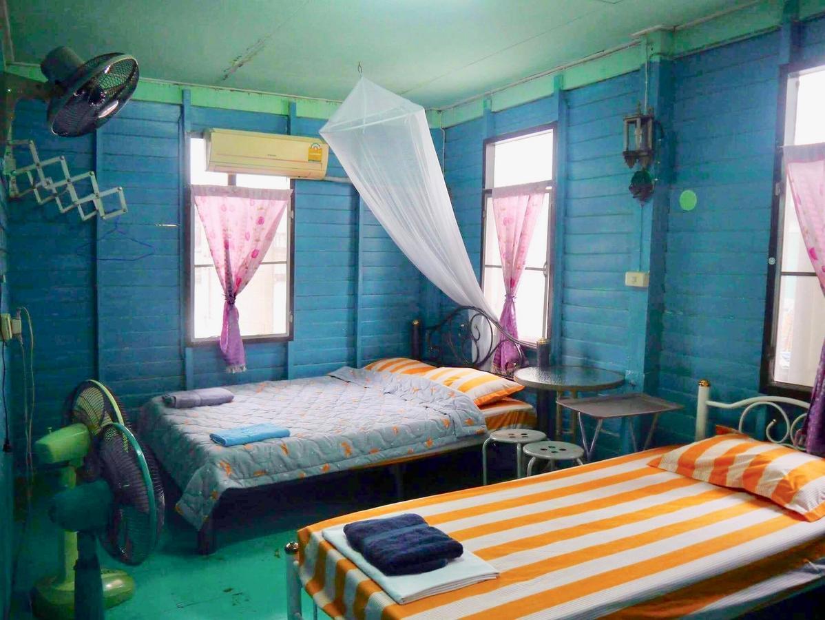 New Phiman Riverview Guesthouse Bangkok Bagian luar foto