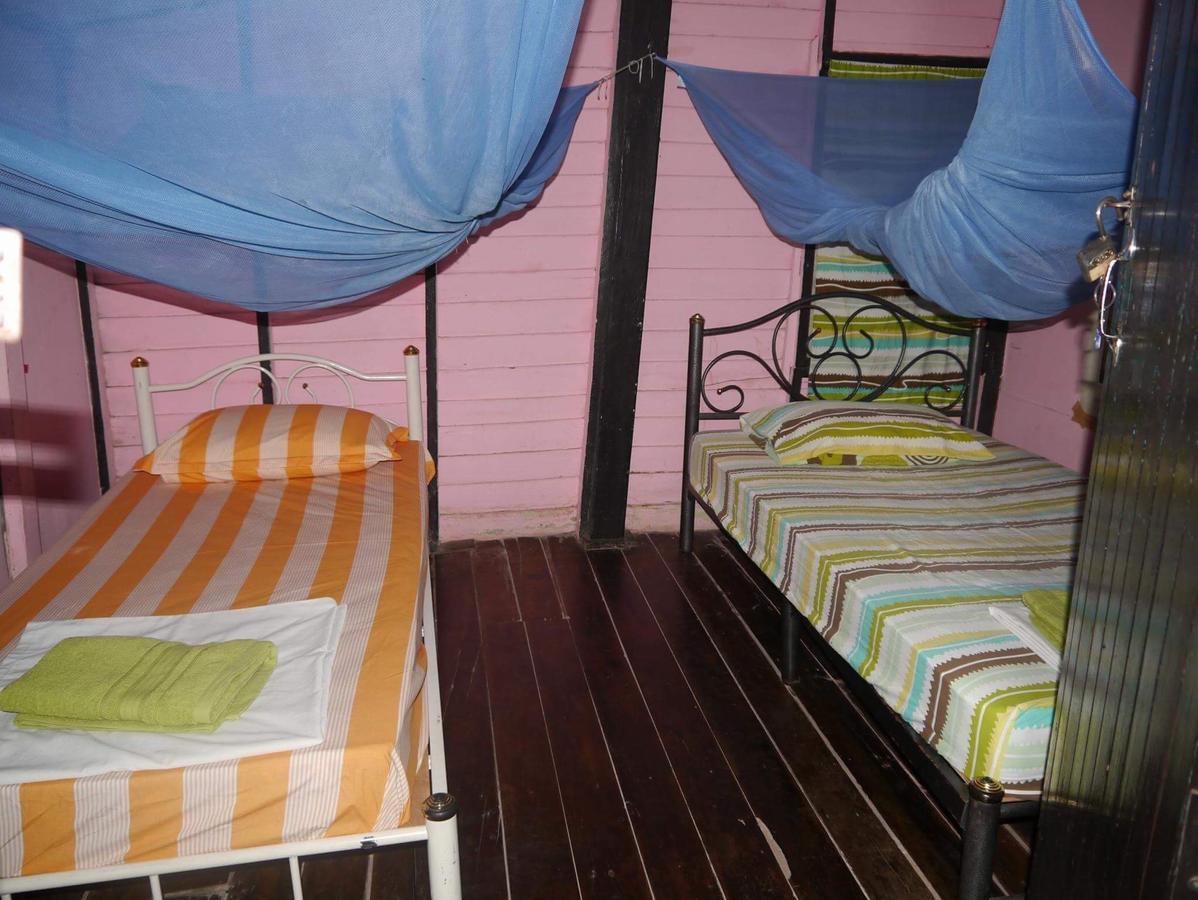 New Phiman Riverview Guesthouse Bangkok Bagian luar foto