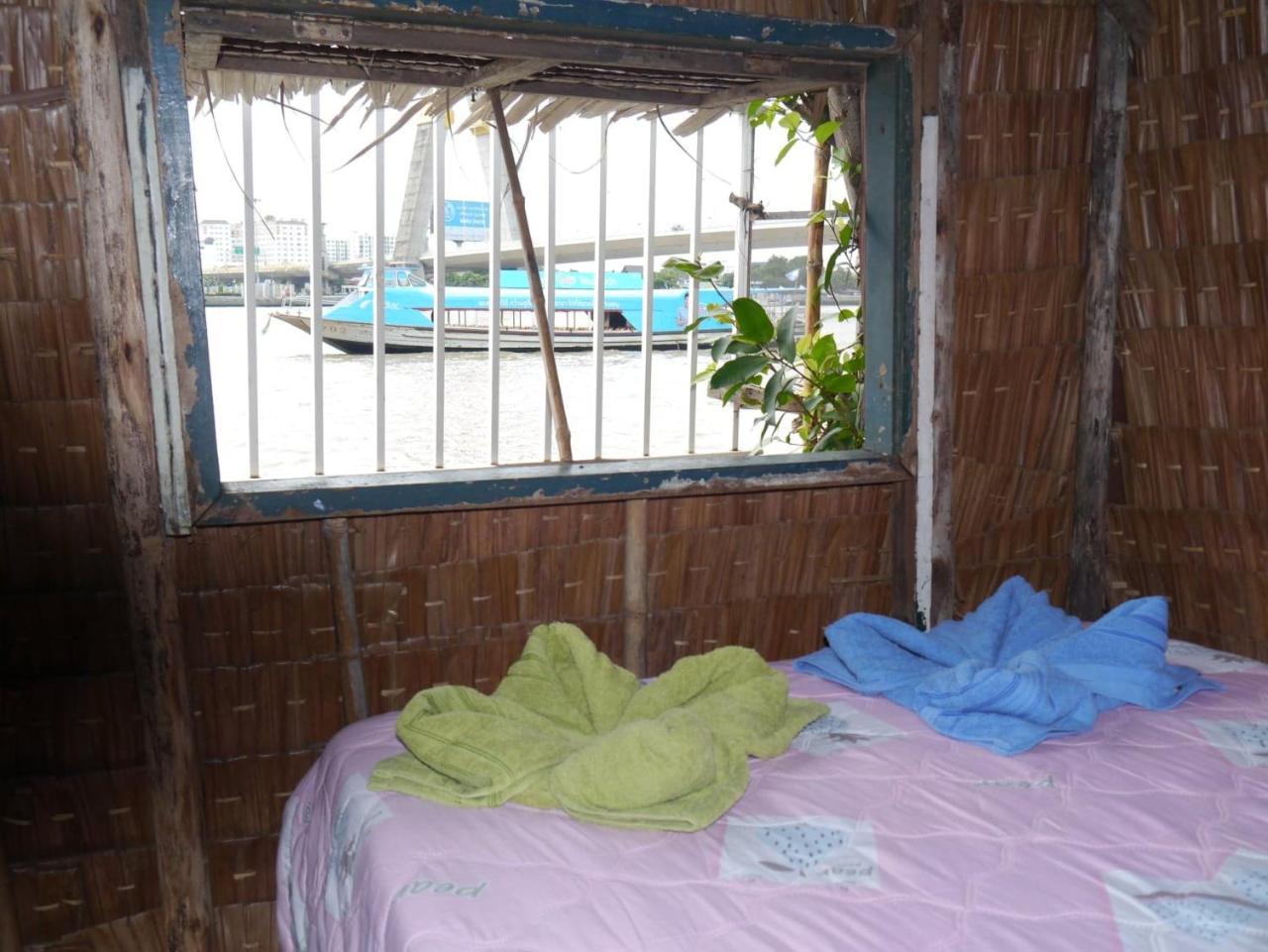 New Phiman Riverview Guesthouse Bangkok Bagian luar foto