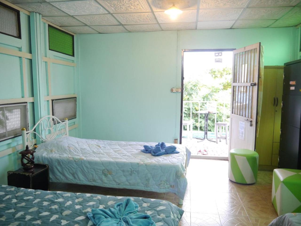 New Phiman Riverview Guesthouse Bangkok Bagian luar foto