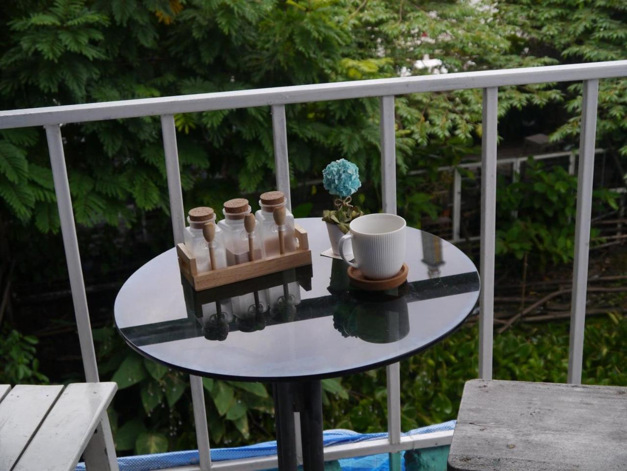 New Phiman Riverview Guesthouse Bangkok Bagian luar foto